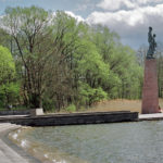 Il monumento del Memoriale sulla riva del lago Schwed